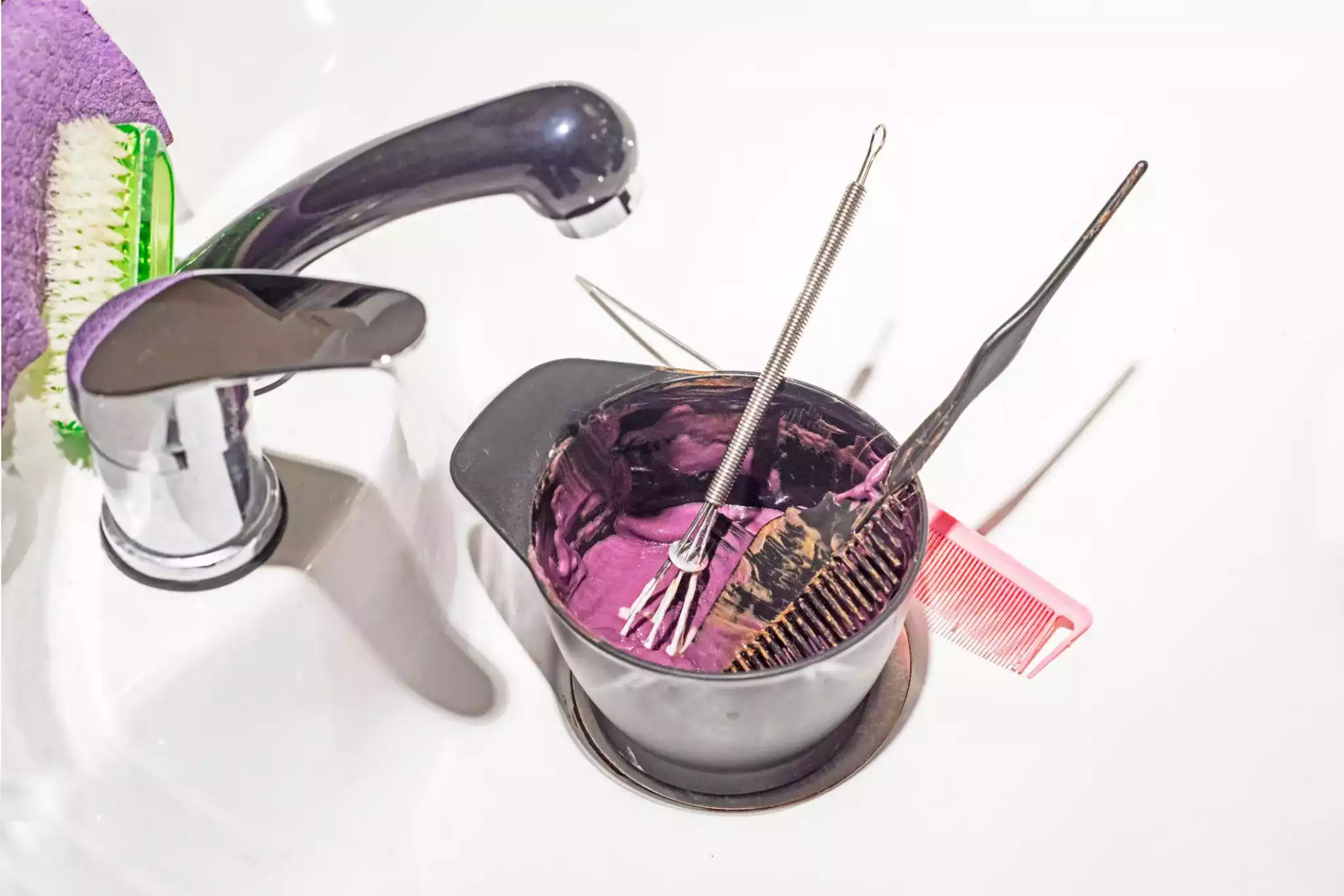 Bol de coloration avec excès de produit en salon de coiffure illustrant le gaspillage de coloration